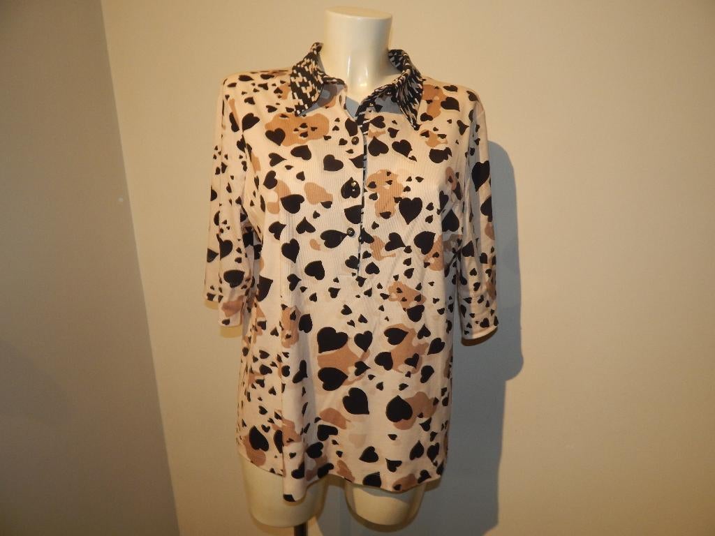 Marccain truitje shirt hartjes print hartjes knoopjes N7 46