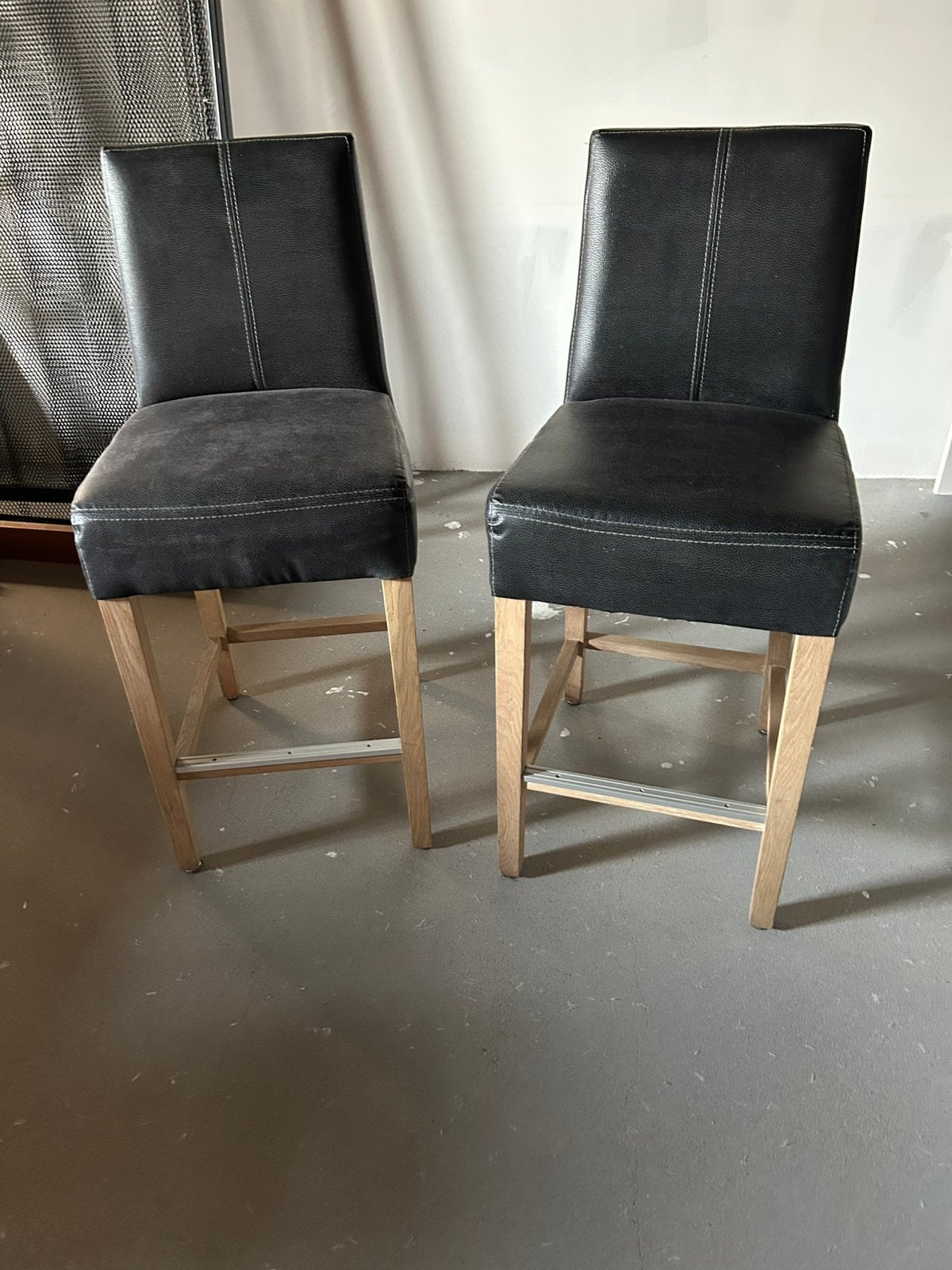 Twee mooie barstoelen, Ophalen, 60 tot 90 cm, Leer, Zo goed als nieuw