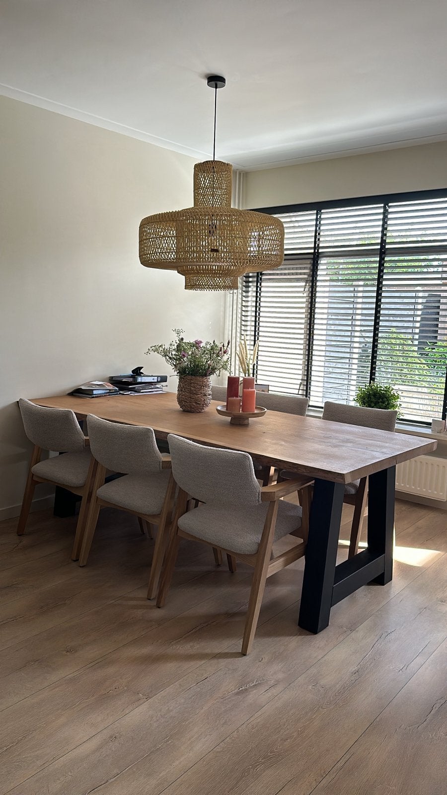 Robuuste eettafel met zwarte poten, Huis en Inrichting, Ophalen, Gebruikt, 100 tot 150 cm, 200 cm of meer