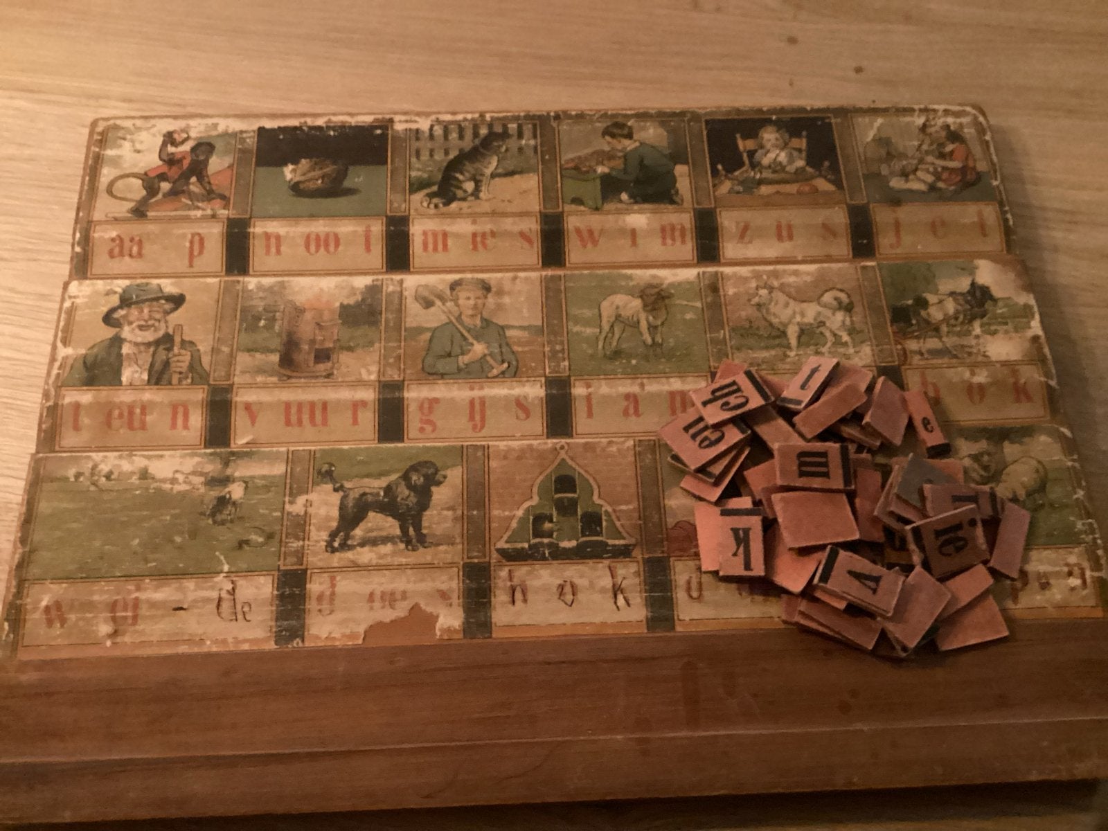 Antiek houten leesplankje met kartonnen letters, Antiek en Kunst, Ophalen of Verzenden