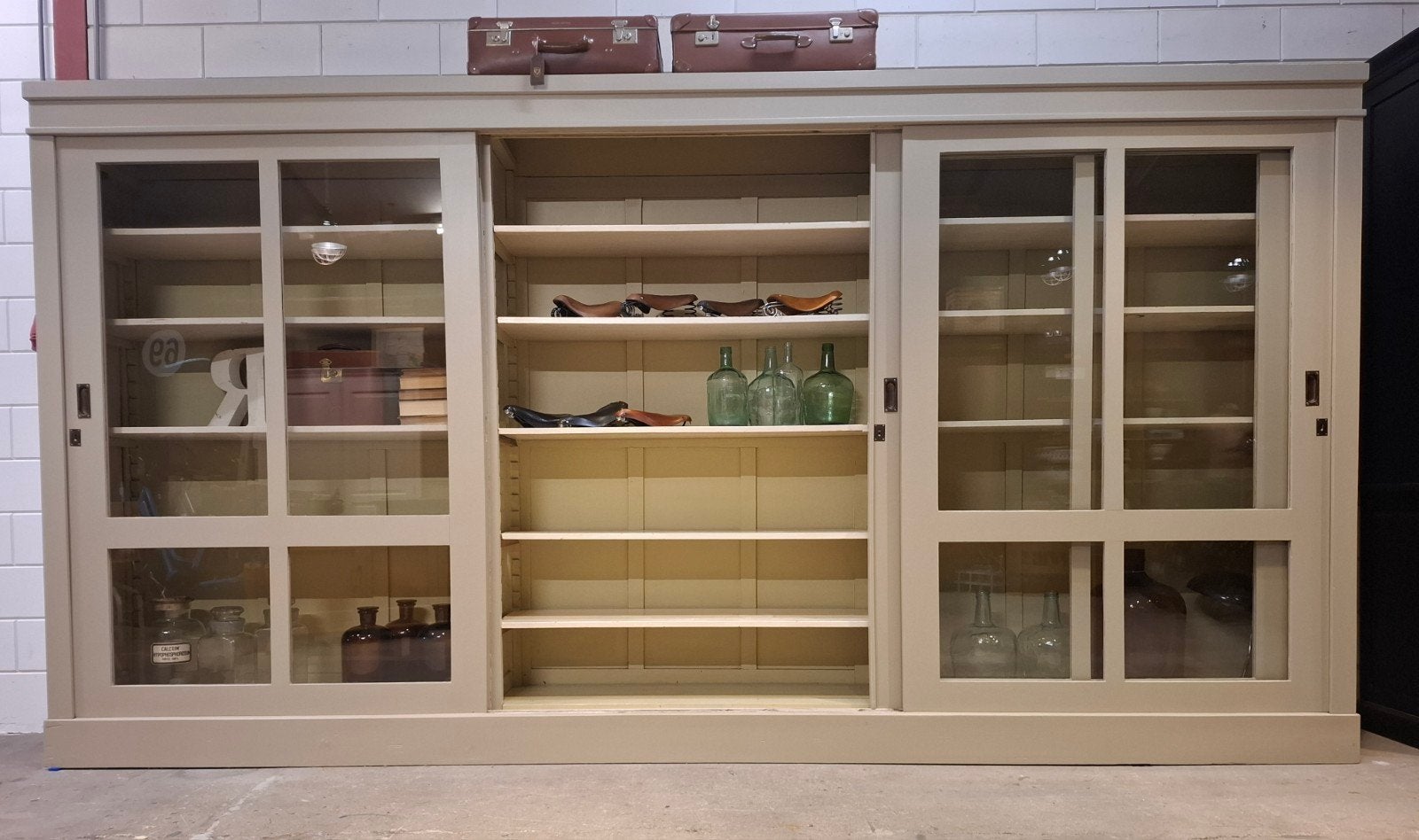 XXL vintage apothekerskast met schuifdeuren, demontabel, 200 cm of meer, Ophalen of Verzenden, Glas, 200 cm of meer