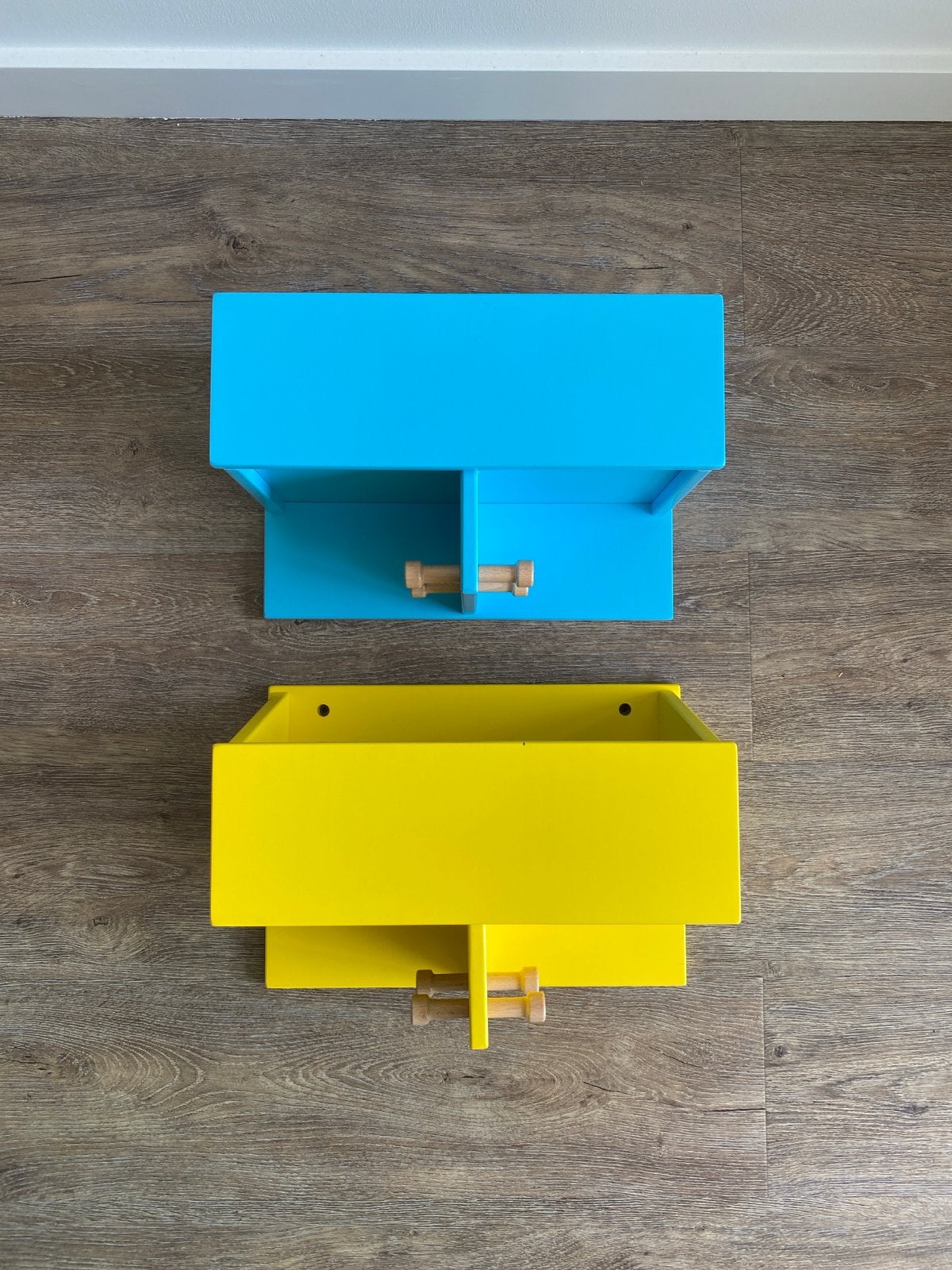 2 wandopbergers met haakjes voor kinderkamer, Gebruikt, Overige merken, Ophalen of Verzenden, Opbergmeubel