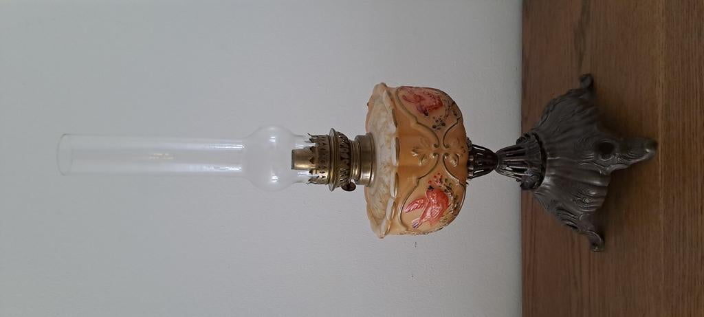 Antieke olielamp met sierlijke voet en beschilderde kap, Antiek en Kunst, Antiek | Lampen, Ophalen