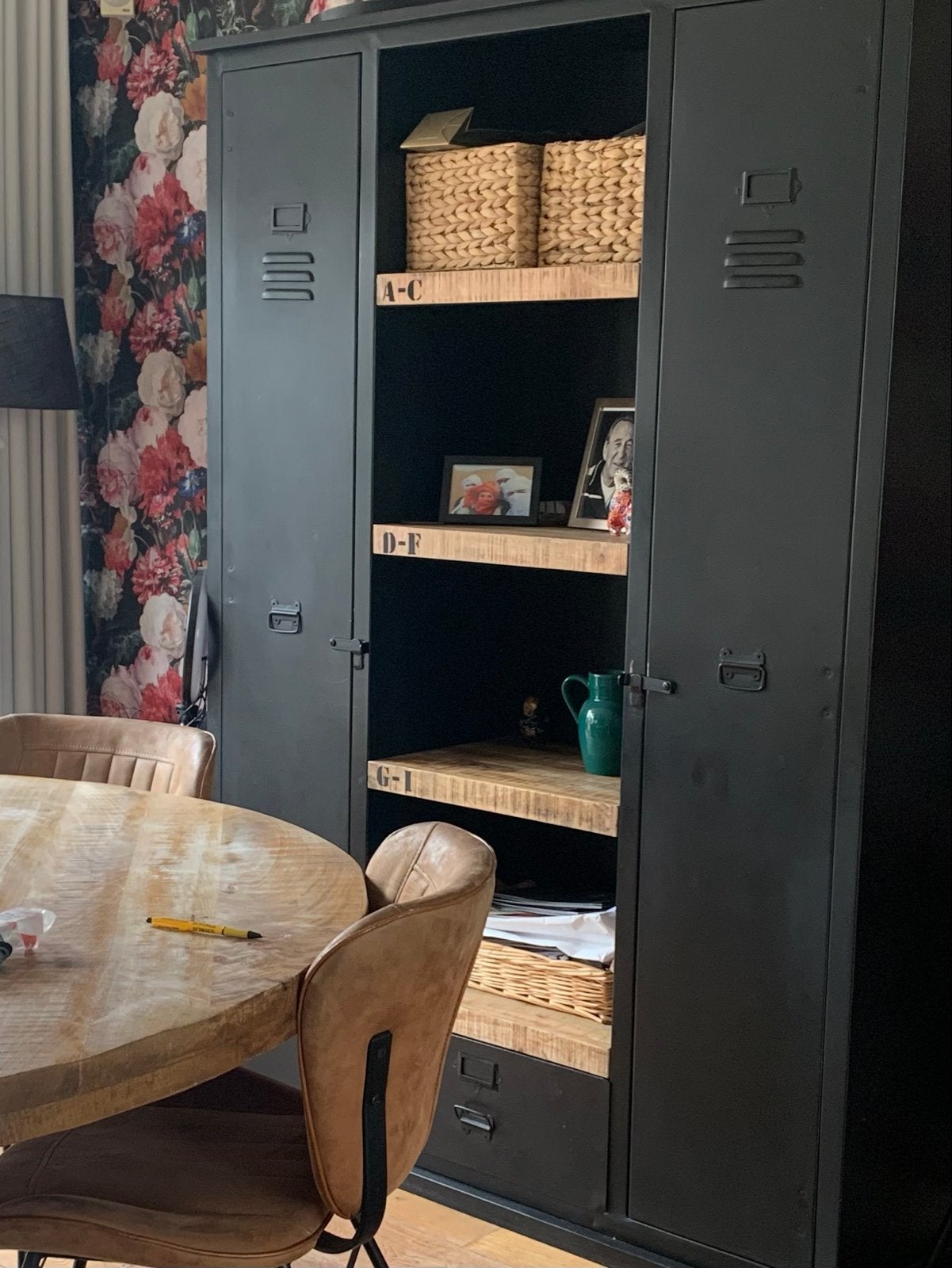 Zwarte stalen locker kast met houten planken z.g.a.n., Ophalen of Verzenden, Zo goed als nieuw