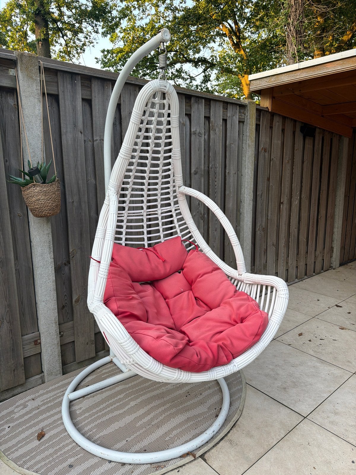 Witte hangstoel met rode kussens, Ophalen of Verzenden, Gebruikt, Wicker