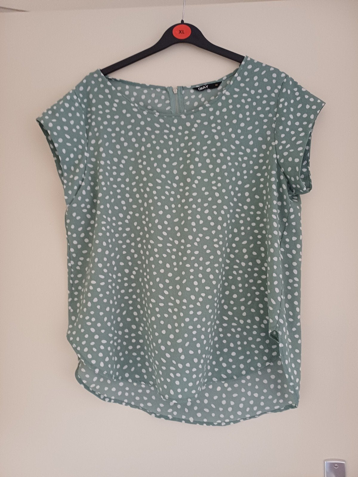 Only blouse met stippen, maat 42, Only, Maat 42/44 (L), Ophalen of Verzenden, Zo goed als nieuw