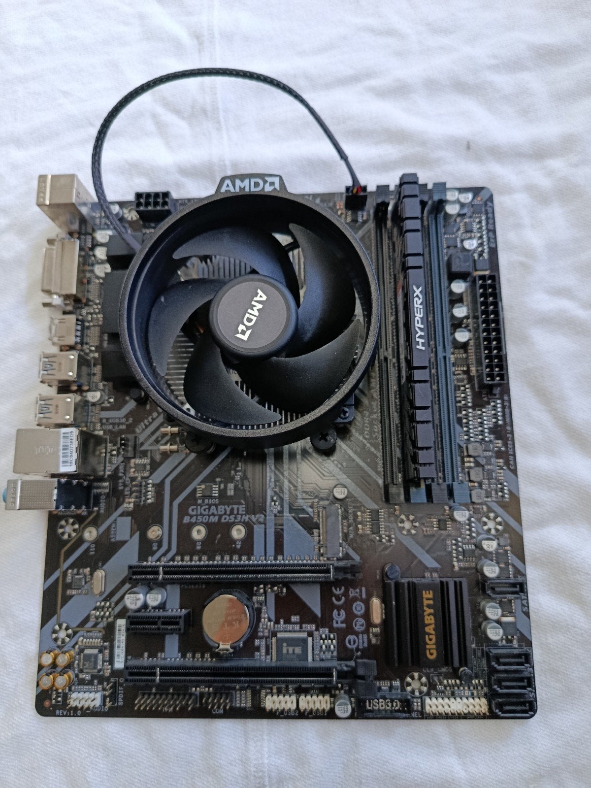 Ryzen 3 3200G + Gigabyte B450M + 8GB DDR4 + 2x Fractal 140mm, Computers en Software, Matx, DDR4, Refurbished, Ophalen of Verzenden