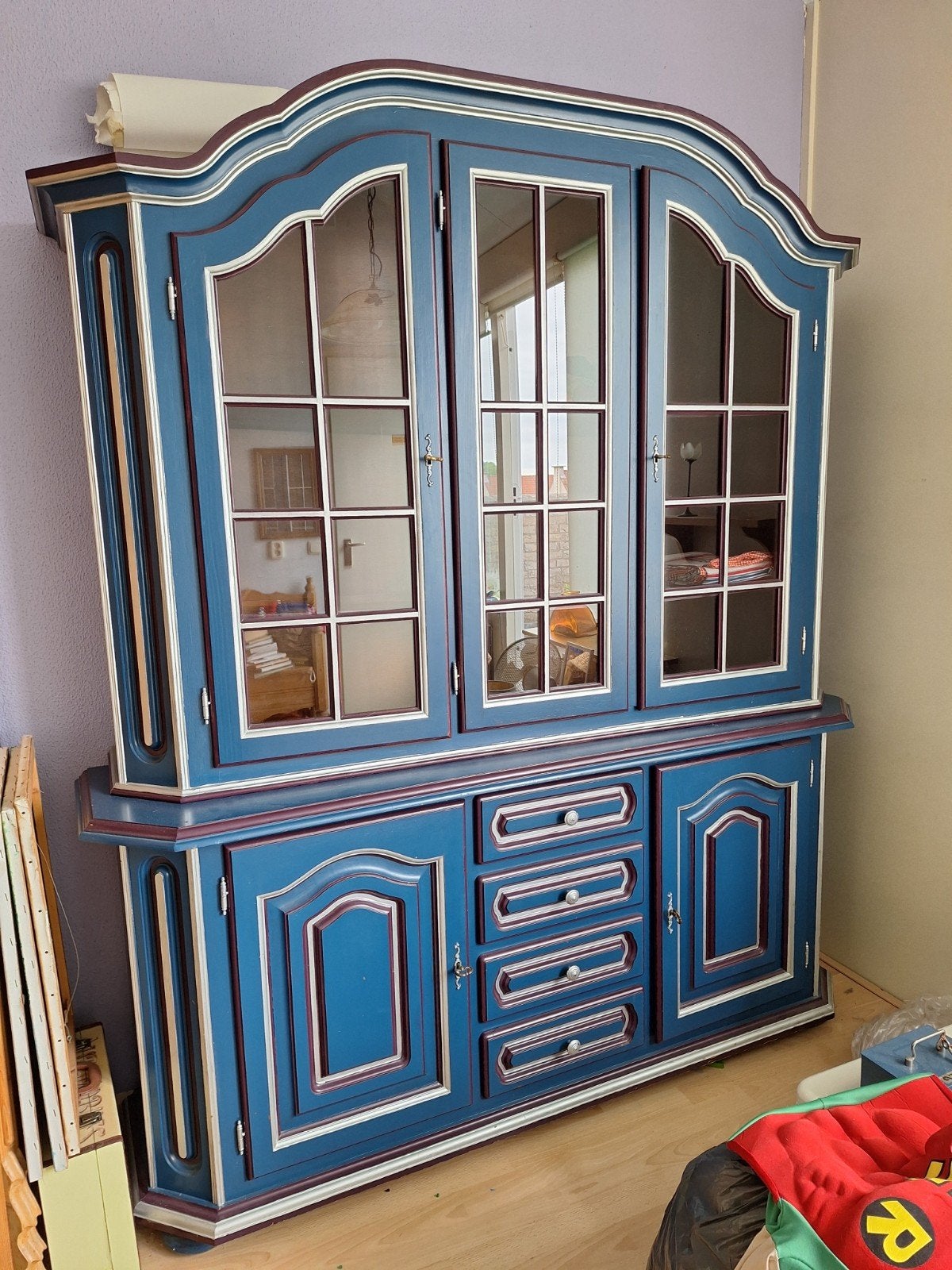 Foto 5 van Landelijke vitrinekast - Blauw met contrasterende biezen