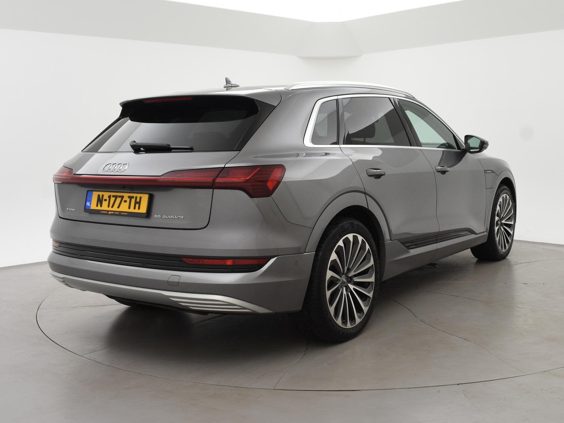 Audi e-tron 55 95 KWH 408 PK + 21 INCH | LEDER | ADAPTIVE CR, Auto's, Automaat, 131 €/maand, Stof, Zwart