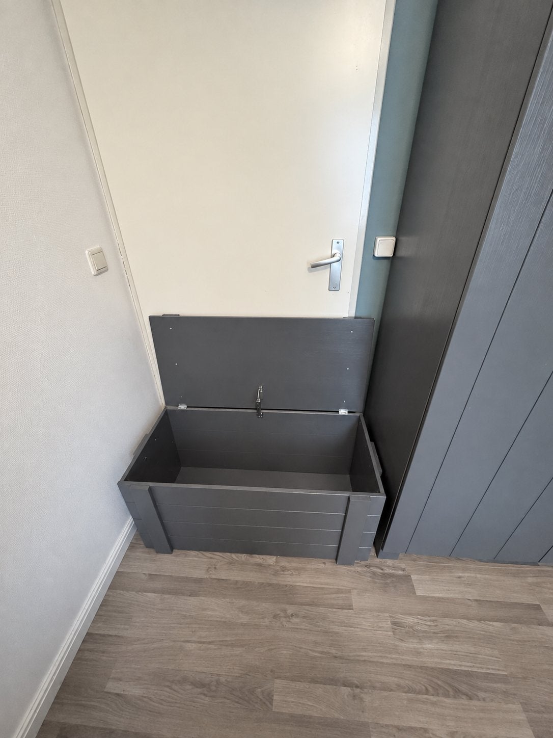 Foto 2 van Antracietgrijze kledingkast met bijpassende opbergkist