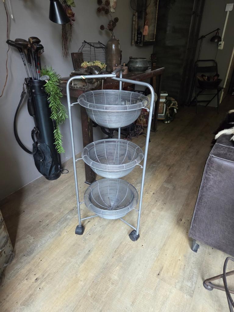 Metalen etagere met manden., Ophalen