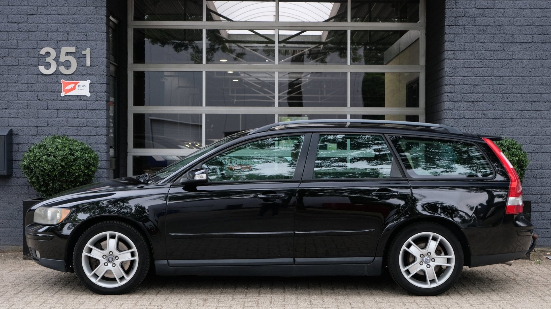 Volvo V50 2.5 T5 Kinetic 220PK Leder, Auto's, Volvo, Voorwielaandrijving, Gebruikt, Beige, 700 kg