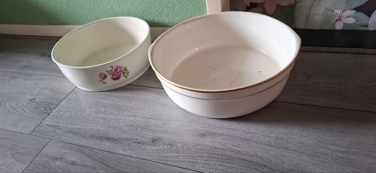 Twee vintage waskommen met bloemmotief en gouden rand, Ophalen