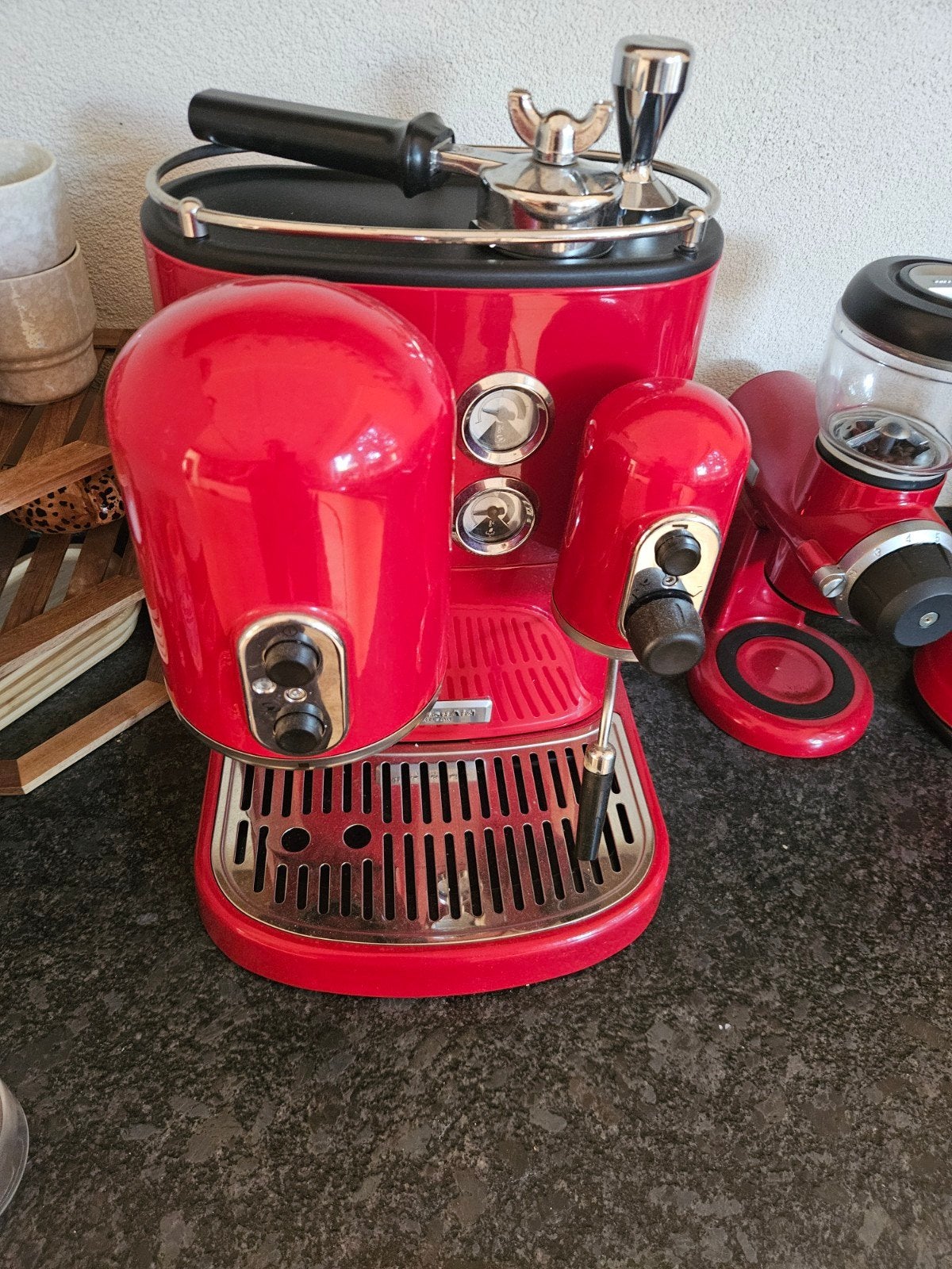 KitchenAid Artisan Espressomachine en Koffiemolen Rood, Espresso apparaat, Zo goed als nieuw, 2 tot 4 kopjes, Gemalen koffie
