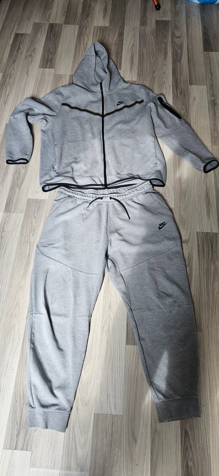 Grijs trainingspak Nike Tech maat XL, Kleding | Heren, Sportkleding, Nike, Maat 56/58 (XL), Ophalen of Verzenden, Grijs