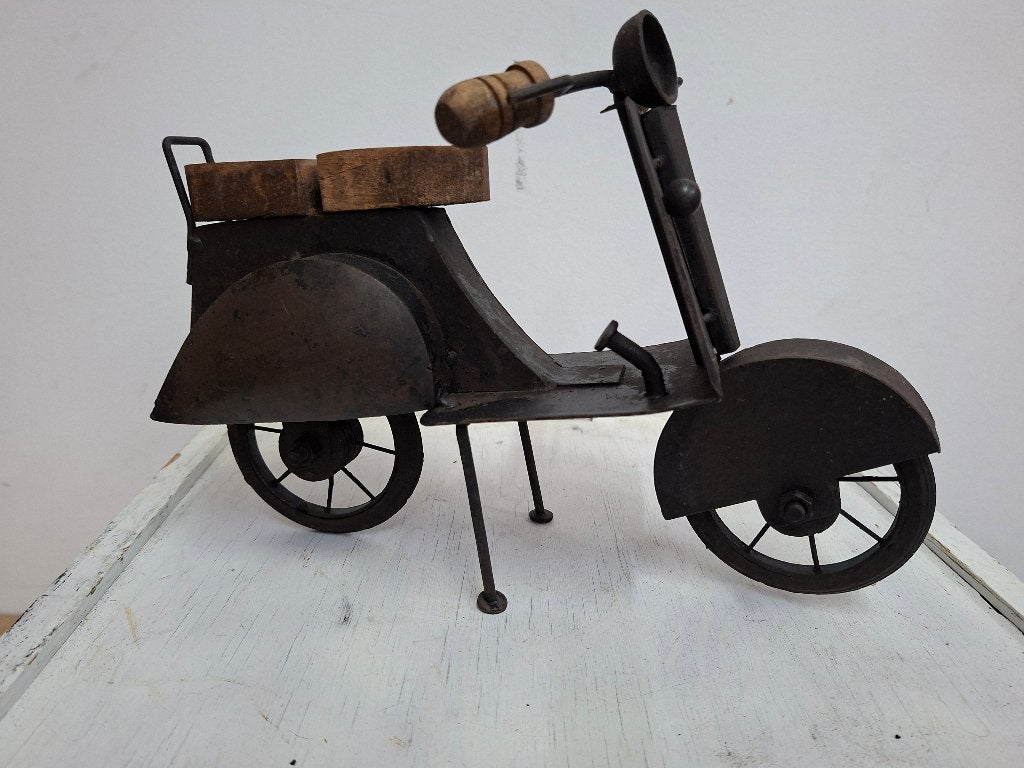 schitterende vintage beeld metaal van scooter, Ophalen of Verzenden, Zo goed als nieuw, Mens