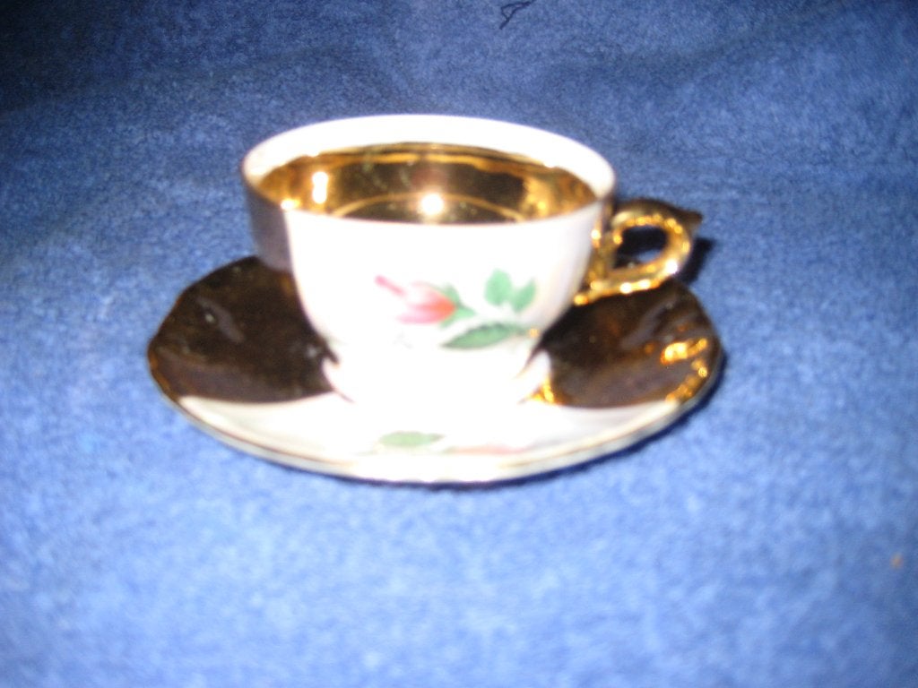 Mokka-kop met bord en stempels, wit/goud, met bloemen, Antiek en Kunst, Antiek | Servies los, Ophalen of Verzenden