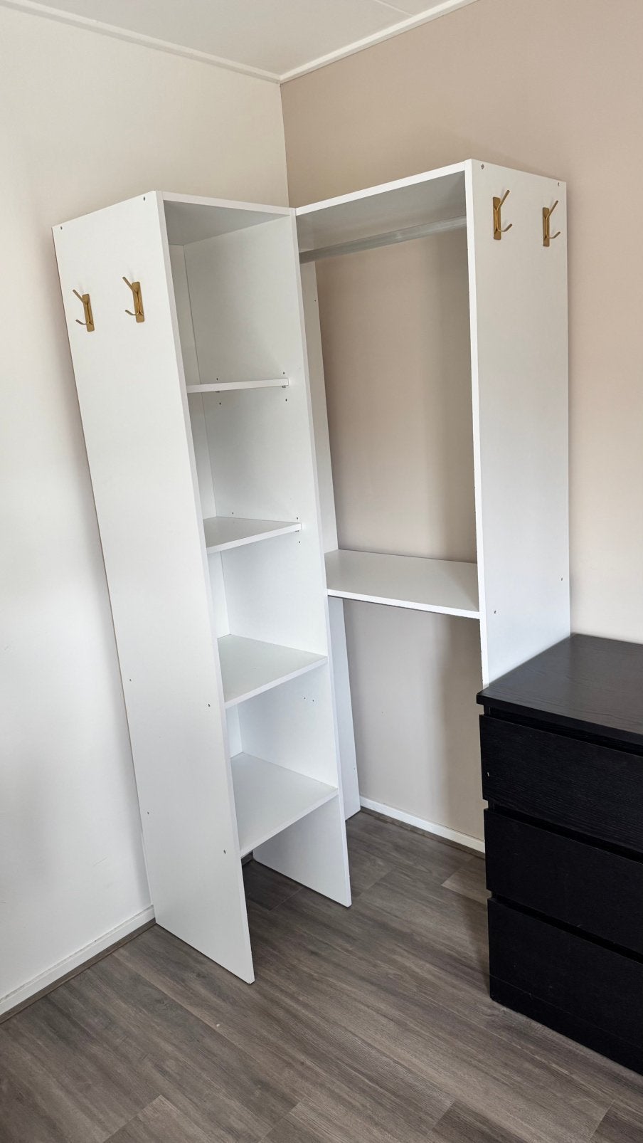 Witte hoek kledingkast / garderobekast, Huis en Inrichting, Kasten | Kledingkasten, Ophalen, 100 tot 150 cm, 75 cm of meer, Met plank(en)
