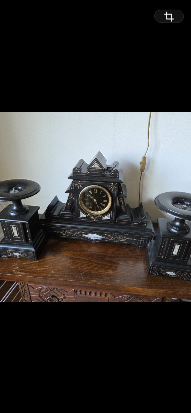 Antieke pendule met kandelaars, zwart met goudkleurige detai, Ophalen of Verzenden