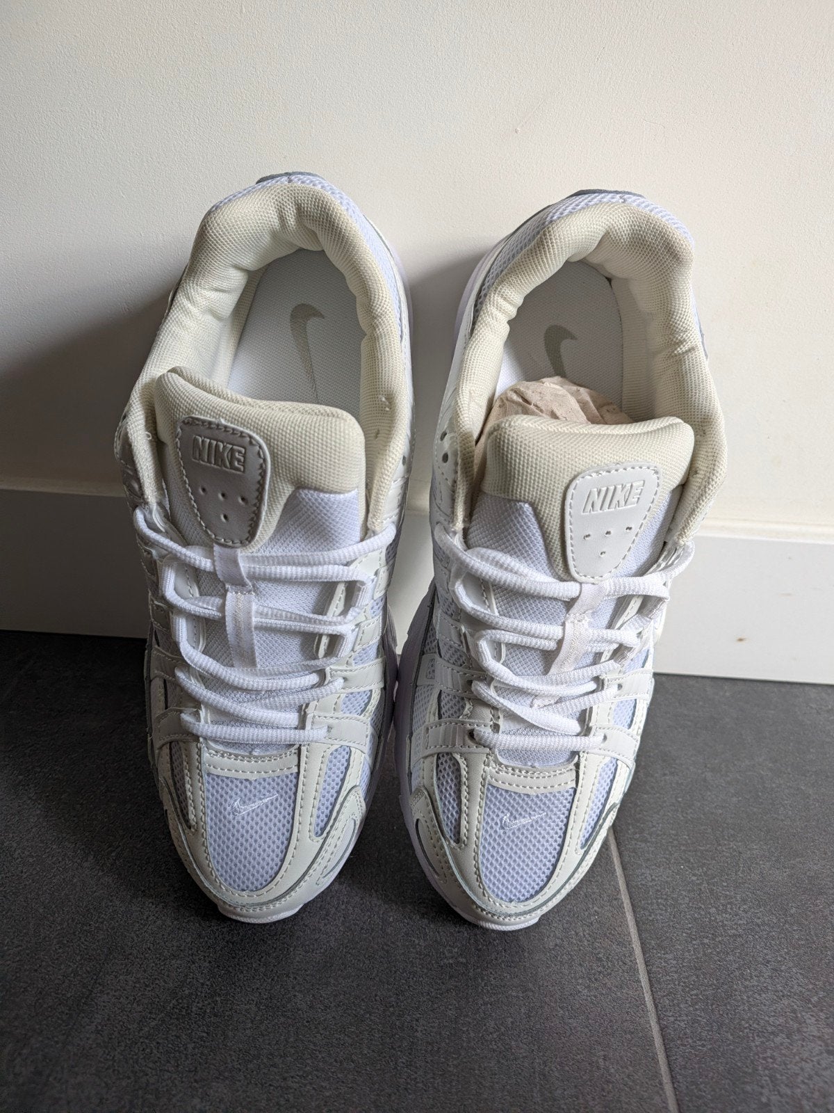 Nike P-6000 Witte Sneakers - Maat 44, Kleding | Heren, Wit, Nike, Nieuw, Ophalen of Verzenden