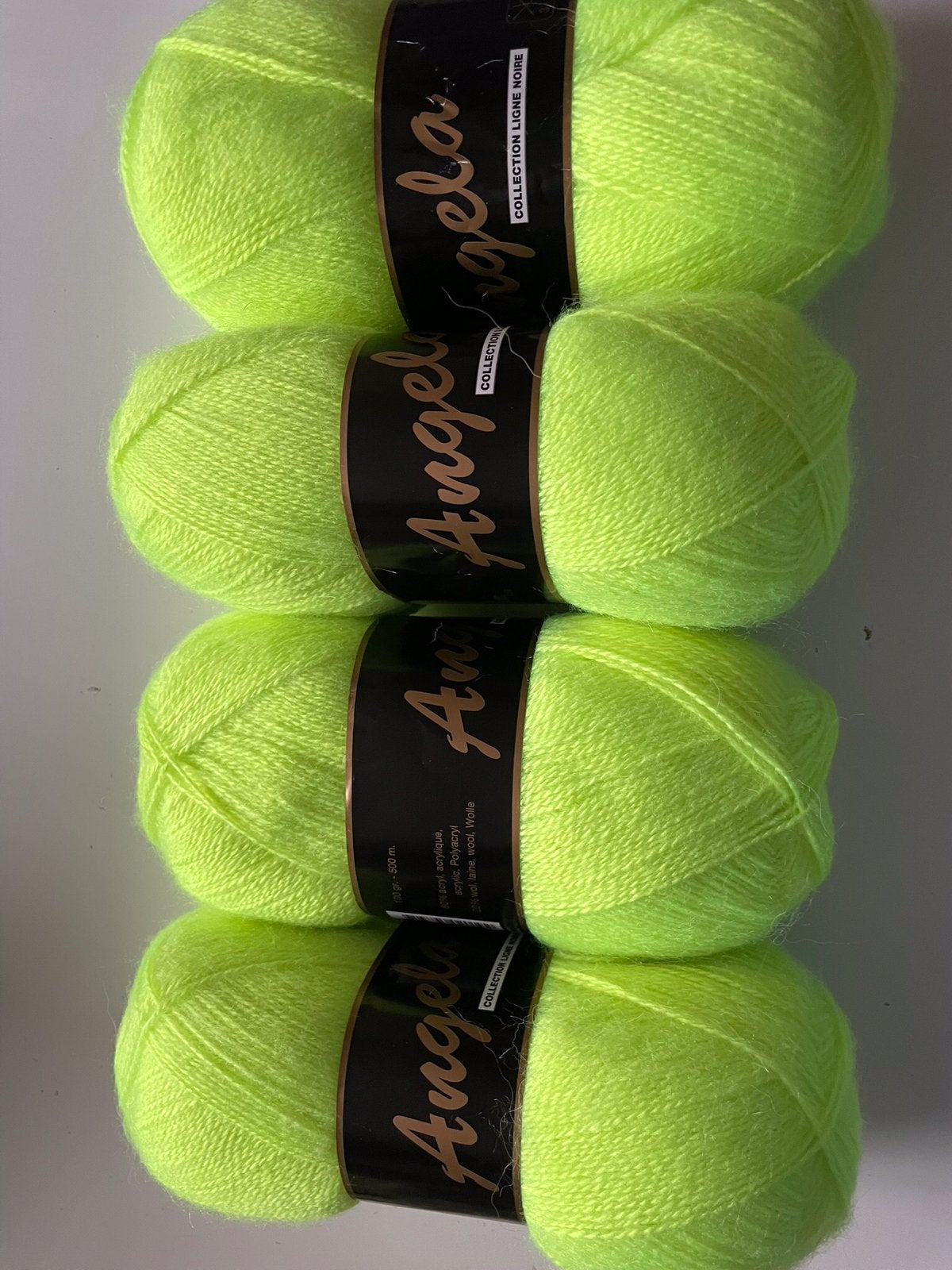 4 bollen van 100 gram licht harig haak/ breigaren in Lime, Ophalen of Verzenden, Nieuw, Breien of Haken, Wol of Garen