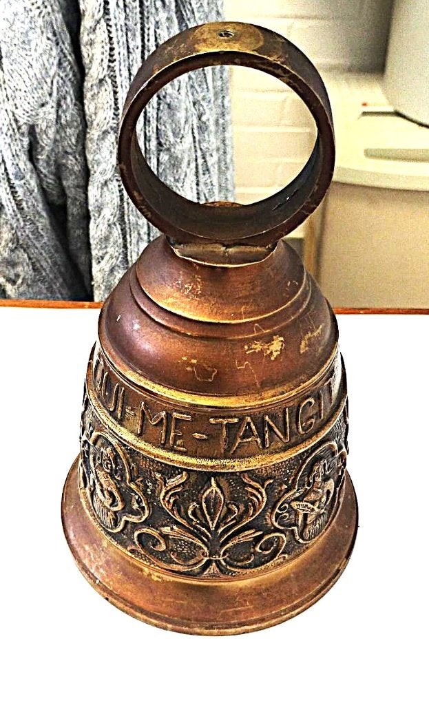 Prachtige Vintage Messing Kloosterbel– "Qui Me Tangit", Antiek en Kunst, Ophalen of Verzenden, Koper
