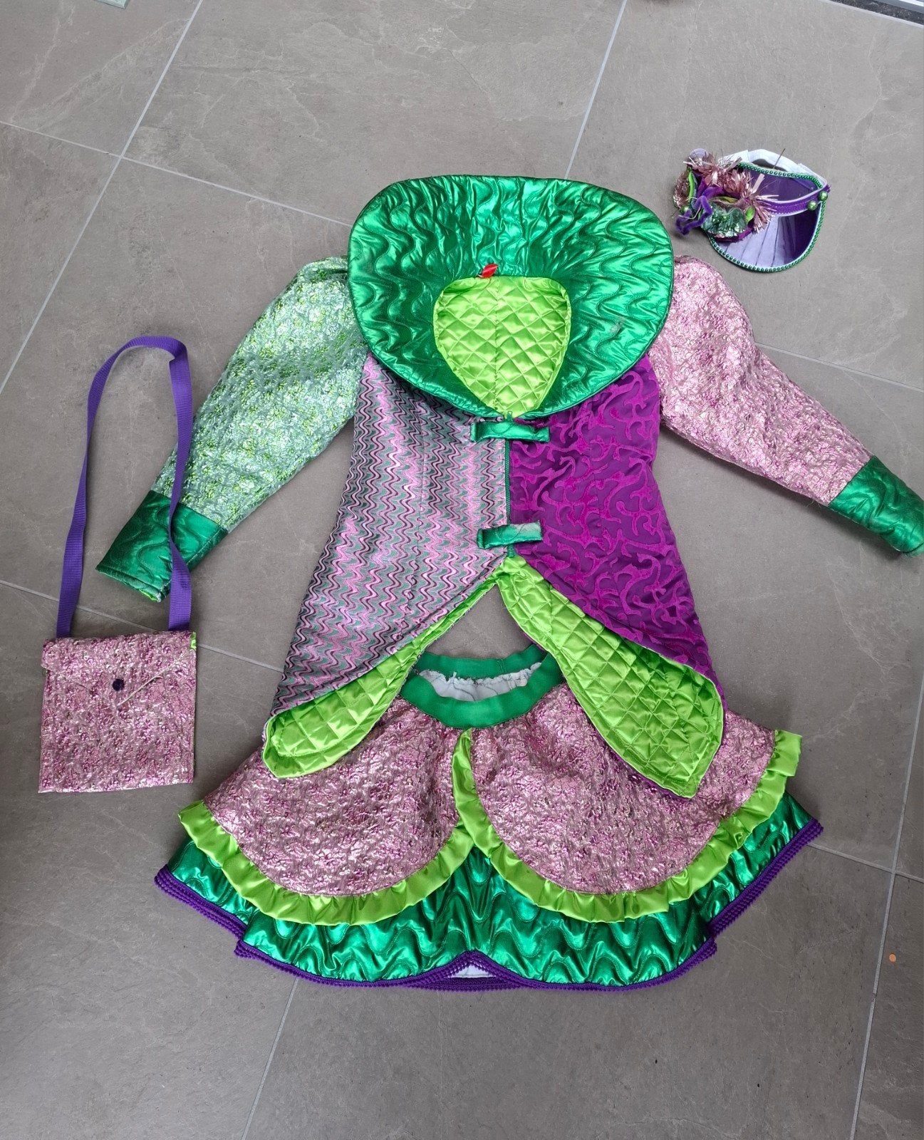 Compleet Carnavalspak Dames L-XL - Kleurrijk en Feestelijk, Ophalen, Carnaval, Maat 42/44 (L), Zo goed als nieuw