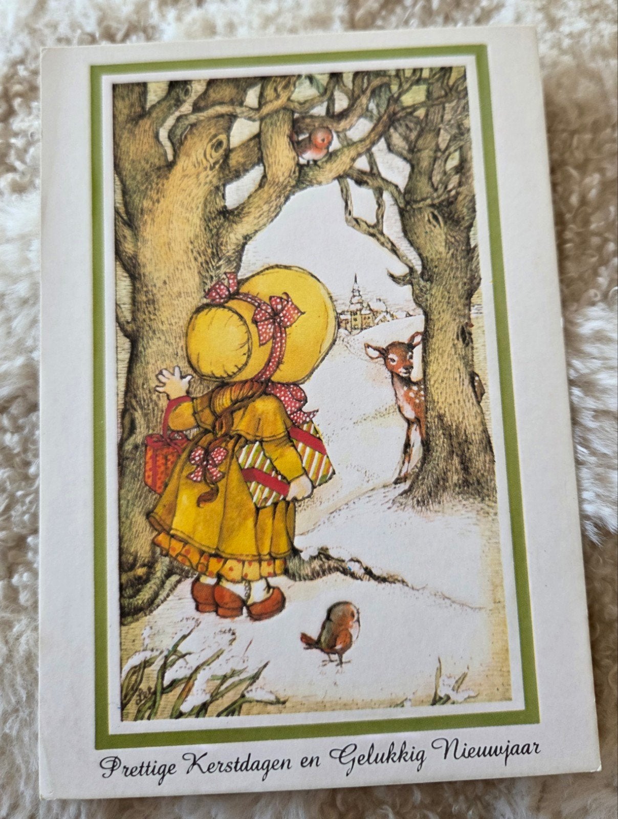 Vintage Kerstkaart - Meisje kijkt maar hertje in sneeuw, Verzamelen, Verzenden, 1980 tot heden, Gelopen, Feest(dag)