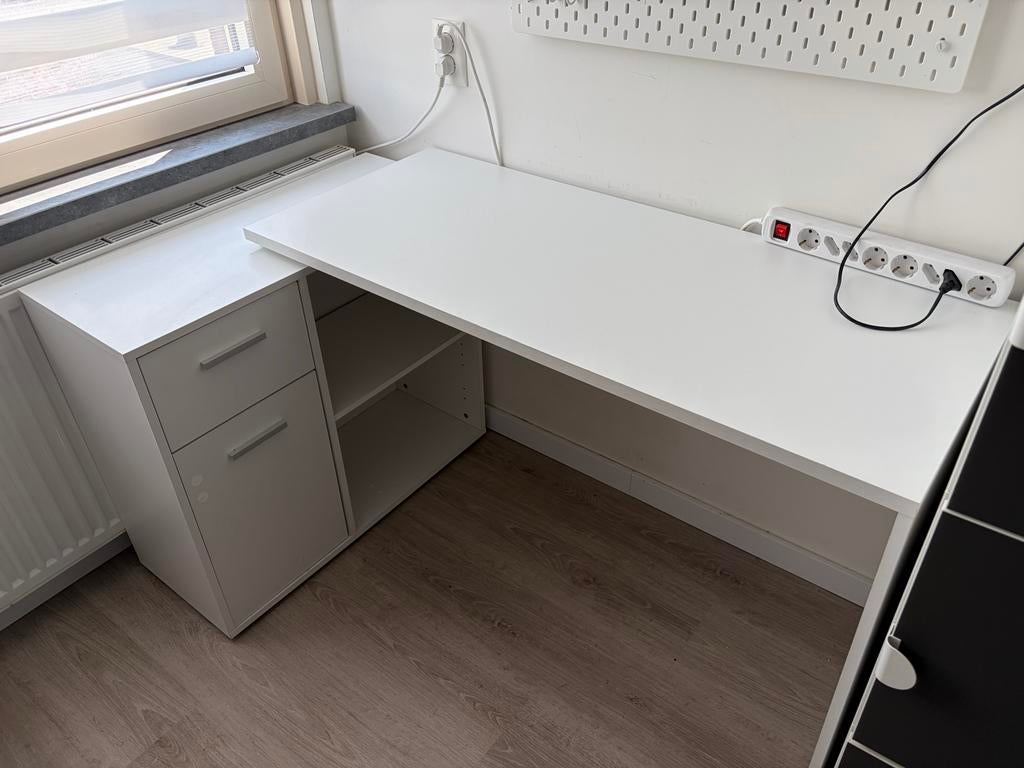 Wit bureautje met bureaustoel - net niet gratis, Ophalen, Gebruikt, Met lades, Spaanplaat of MDF