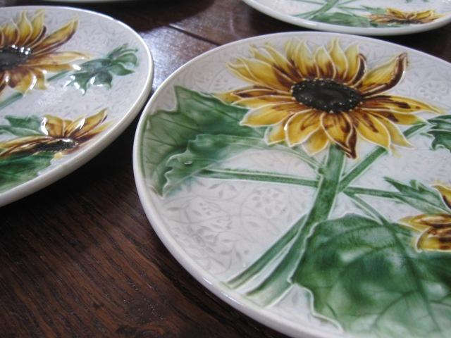 Set van 4 antieke wandborden met opgelegde zonnebloemen, Ophalen of Verzenden, Zo goed als nieuw, Steen/keramiek