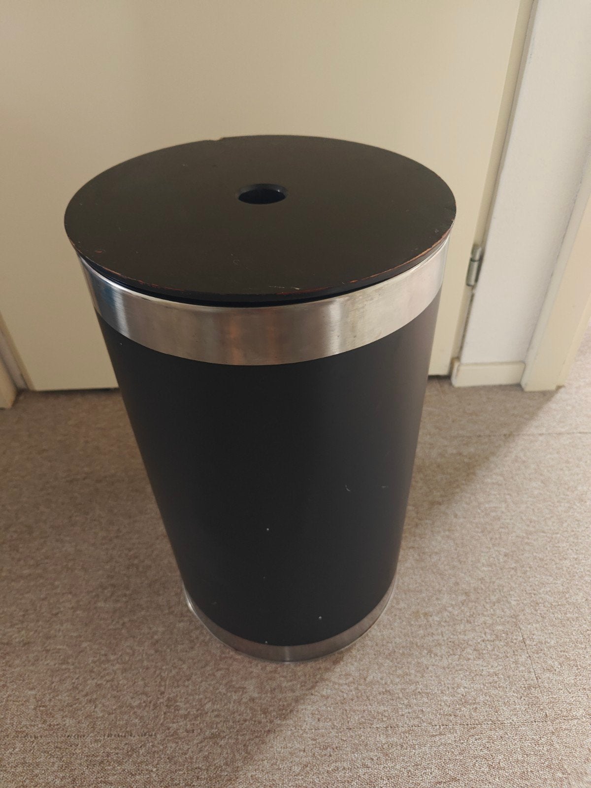 zwart metalen wasmand/waston met houten deksel., Huis en Inrichting, Ophalen, Gebruikt, Zwart