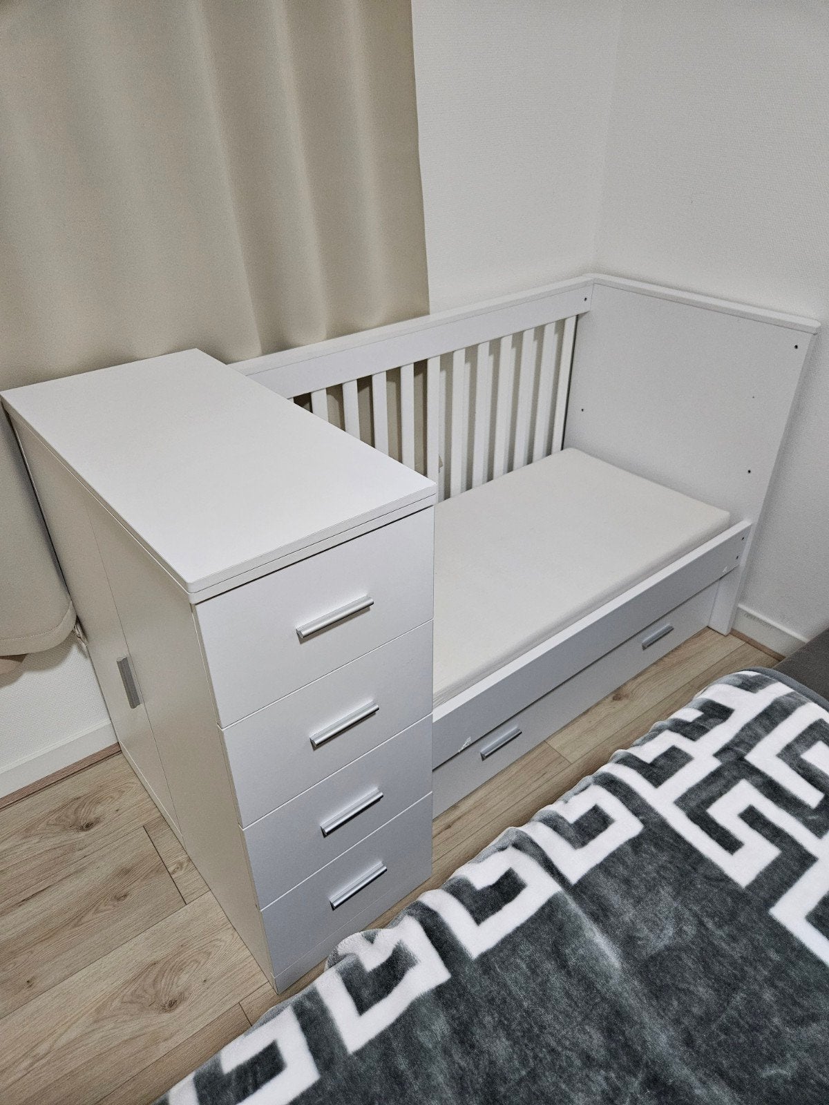 Born Lucky Combi Ledikant Wit + matras ZGAN, Ophalen of Verzenden, Zo goed als nieuw, Ledikant