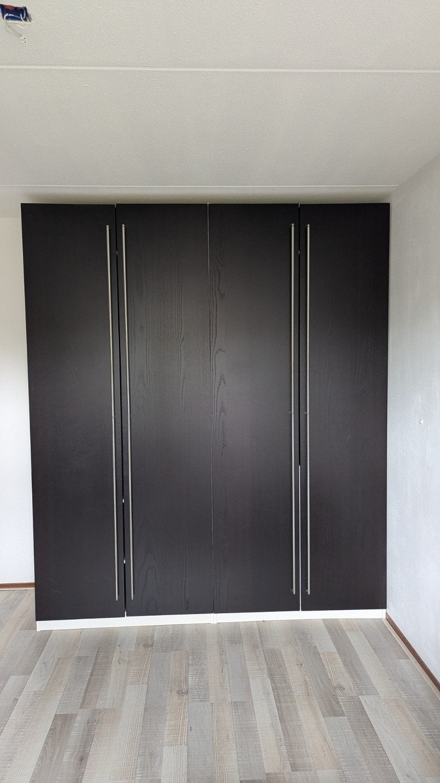 Ruime kledingkast met verlichting en hangruimte, Huis en Inrichting, Kasten | Kledingkasten, Ophalen, Met deur(en), Modern, functioneel