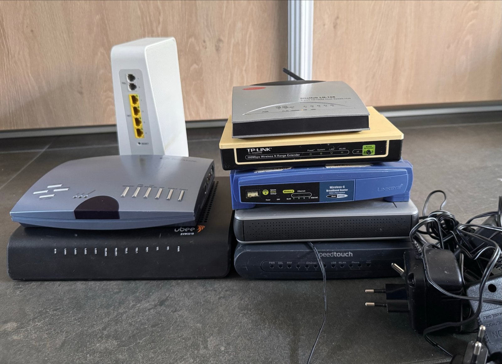 Diverse netwerkapparatuur: TV ontvanger, modems, routers, sw, Ophalen, Gebruikt, Router met modem