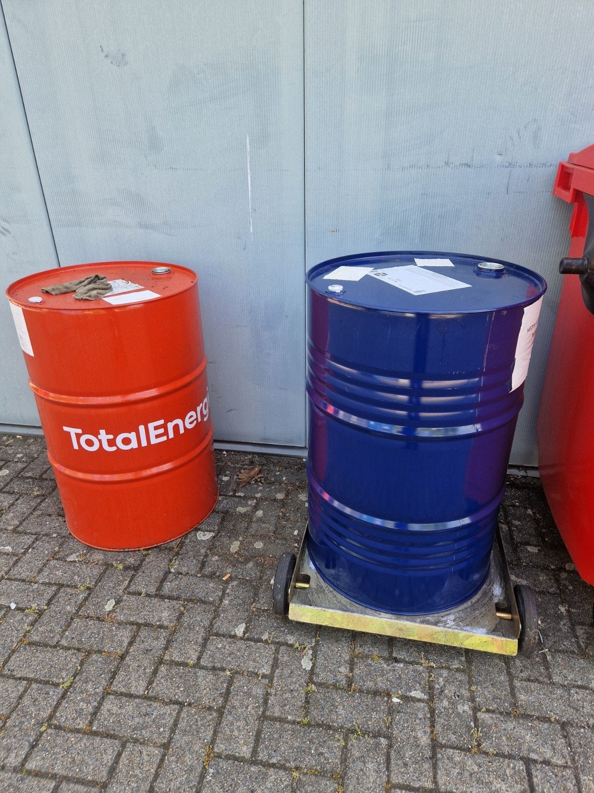 Lege ijzeren vaten, Ophalen