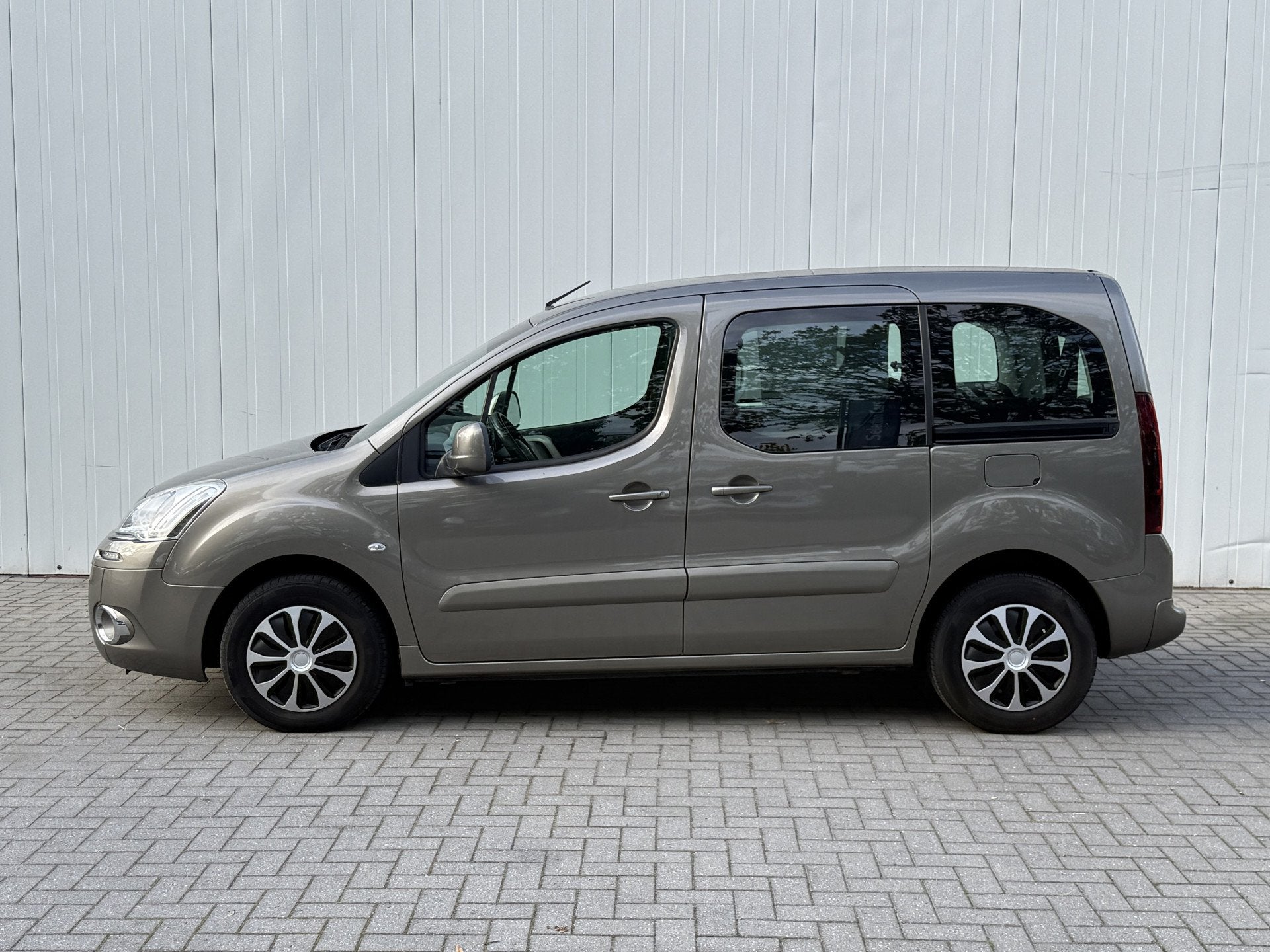 Citroën Berlingo 1.6 VTi Rolstoelauto 3+1 of 5-0 - Ruime Bo, Voorwielaandrijving, Dealer onderhouden, 15 km/l, Beige