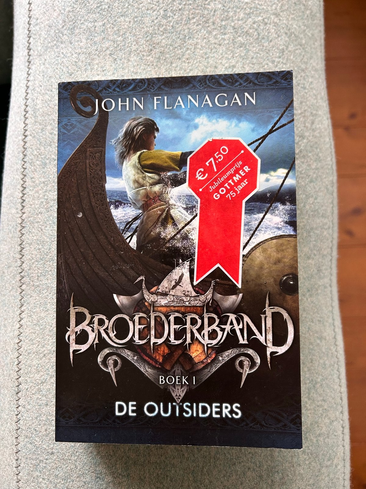 Broederband Boek 1: De Outsiders - John Flanagan, Ophalen of Verzenden, Gelezen, Fictie