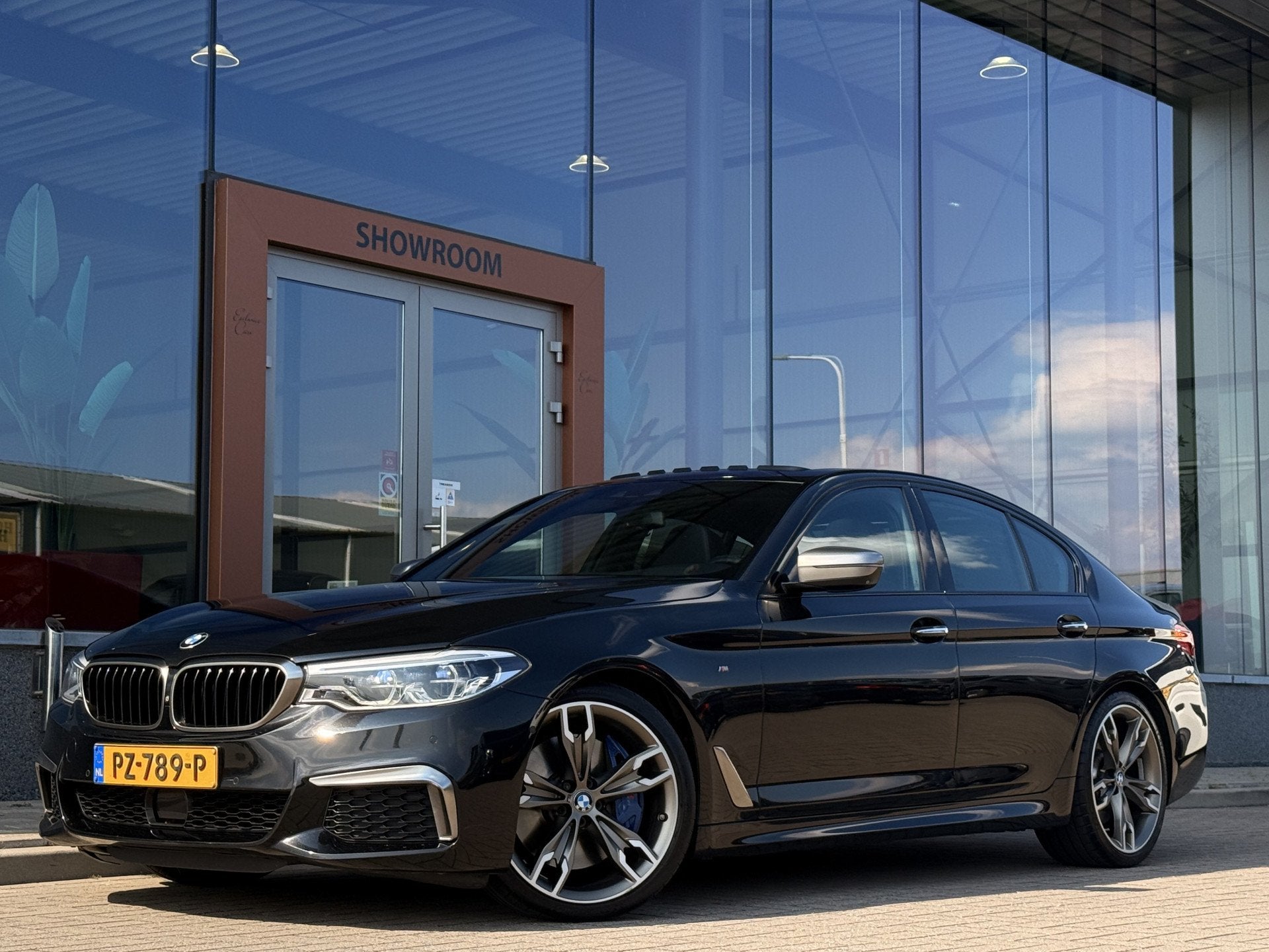 BMW 5 Serie M550i xDrive High Executive | 4WS | Soft-Close |, Automaat, Gebruikt, 4395 cc, Zwart