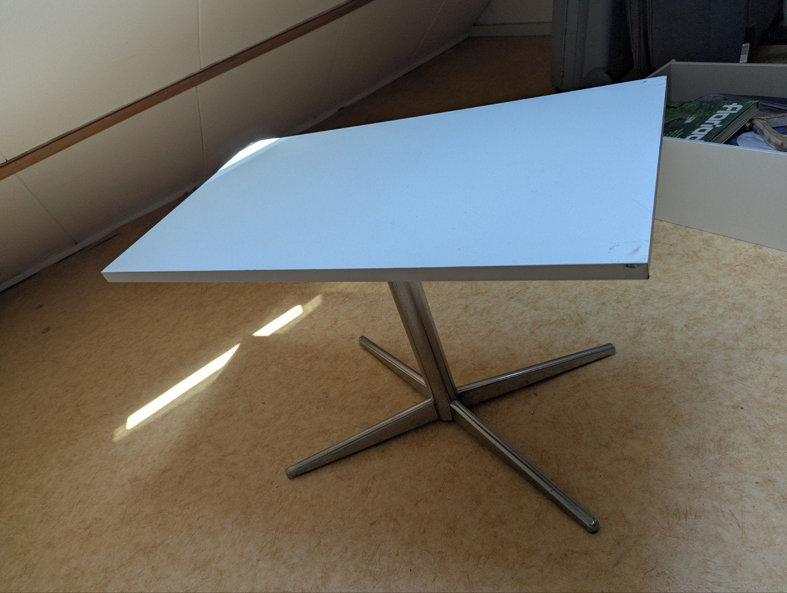 Witte bijzettafel met metalen onderstel, Ophalen, Minder dan 45 cm, Gebruikt, Metaal of Aluminium