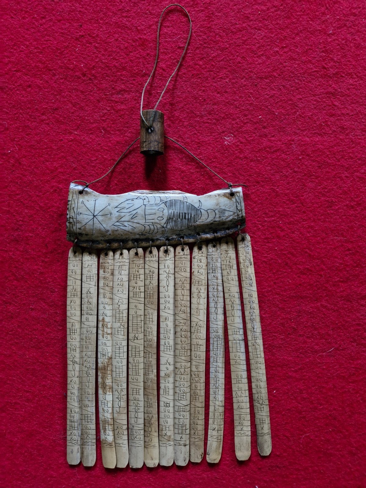 Traditionele Batak Kalender (Porhalaan) - Sumatra, Antiek en Kunst, Ritueel object, Gesneden, Natuurlijk materiaal, Ophalen of Verzenden