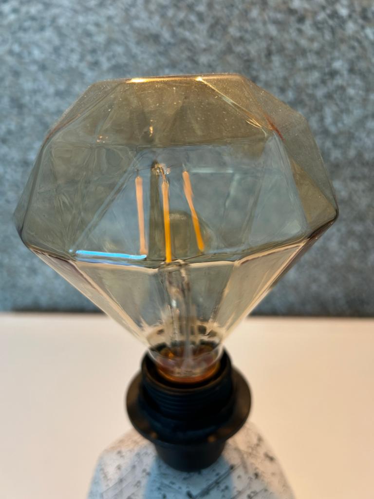 Moderne tafellamp met diamantvormige lamp, Huis en Inrichting, Lampen | Tafellampen, Ophalen, Zo goed als nieuw, Glas, Minder dan 50 cm
