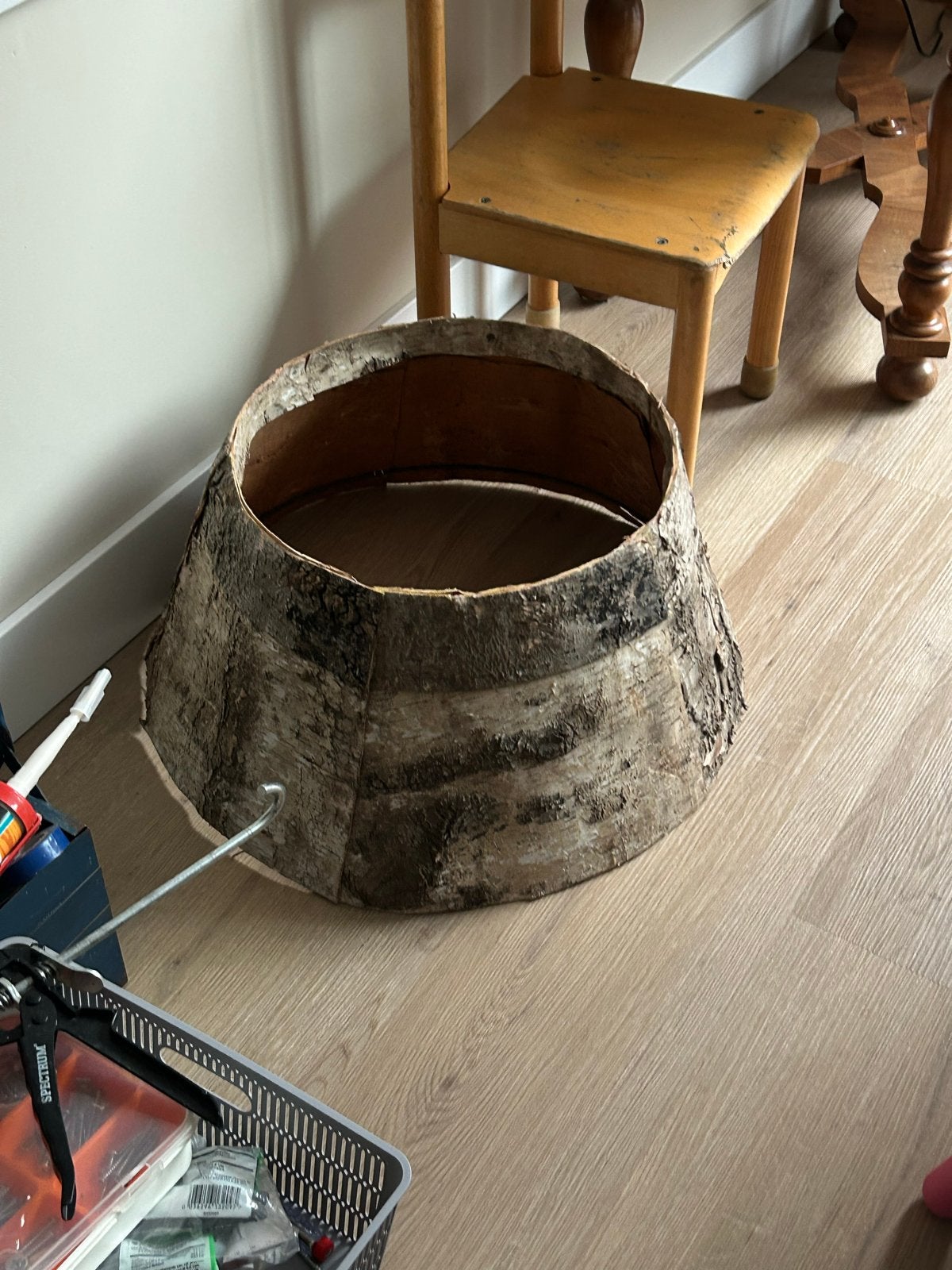Kerstboomrok van boomschors, Ophalen