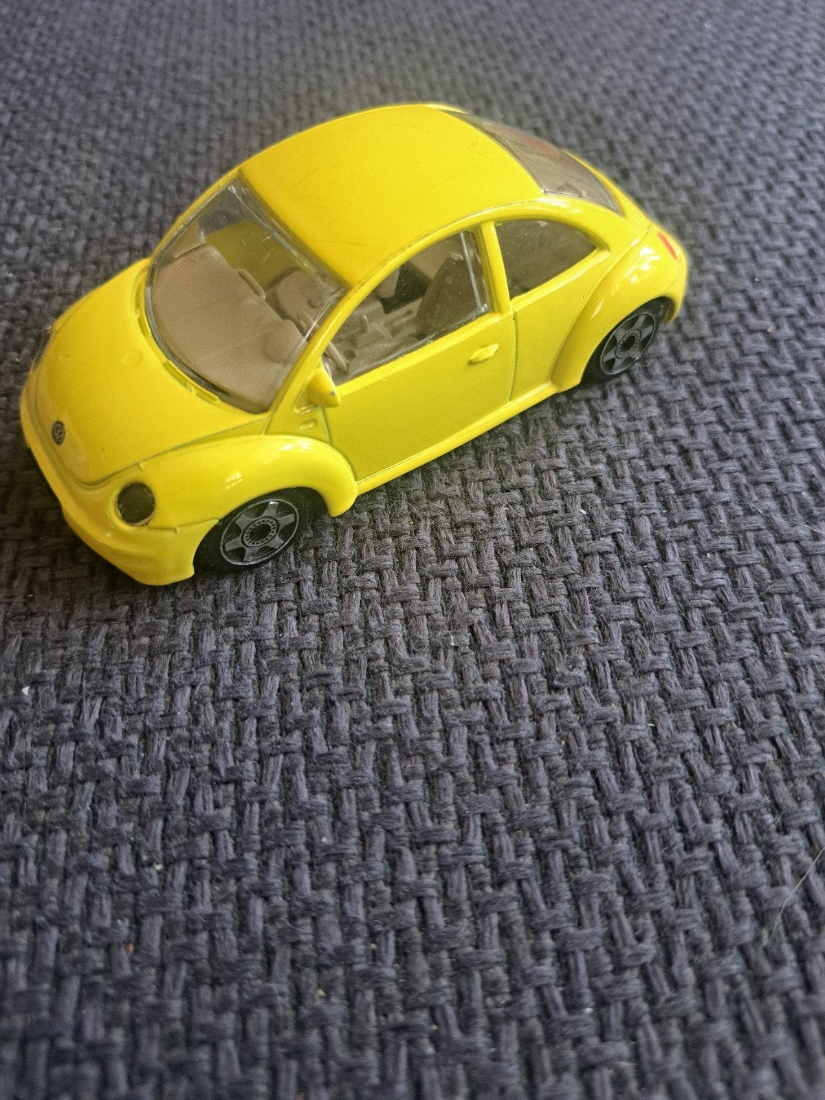 Burago model volkswagen New beetle, Hobby en Vrije tijd, Modelauto's | 1:43, Overige merken, Gebruikt, Auto, Ophalen of Verzenden