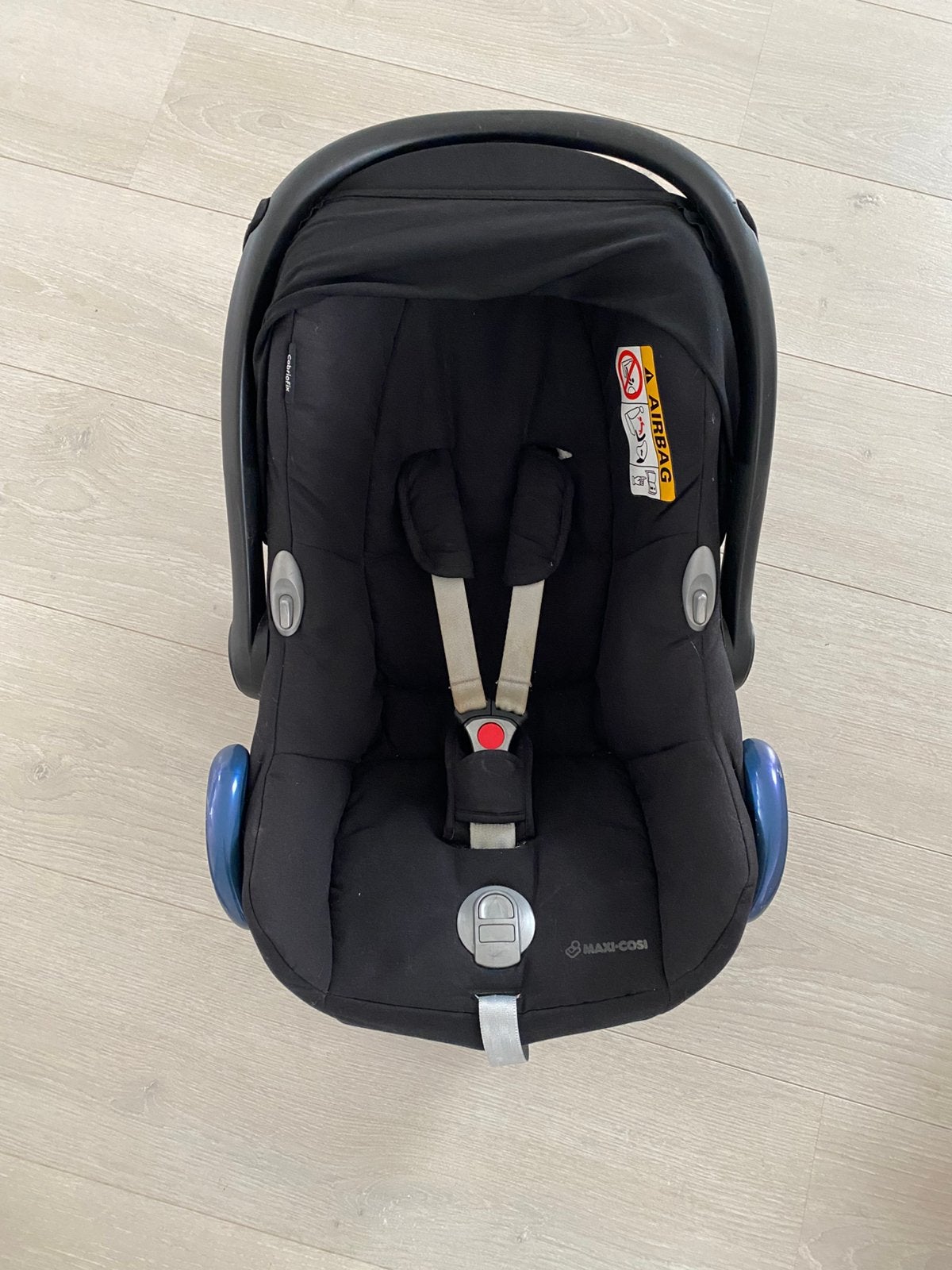 Maxi cosi cabriofix  met verkleiner en gratis voetenzak, Kinderen en Baby's, Autostoeltjes, Autogordel of Isofix, Gebruikt, Maxi-Cosi