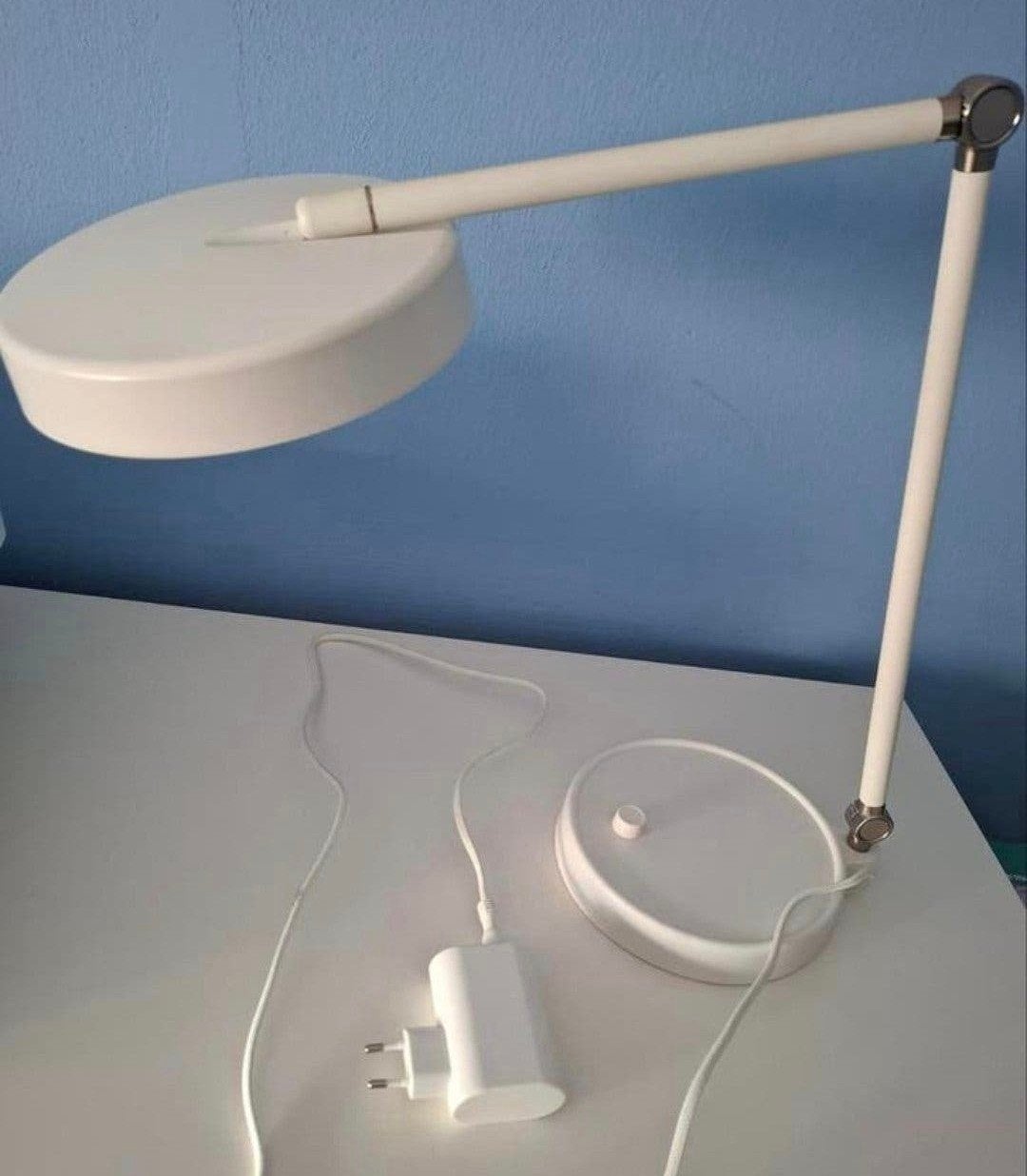 Mooie functionele bureaulamp Ikea met dimfunctie en oplader, Metaal, Wit, Zo goed als nieuw, Met sensor