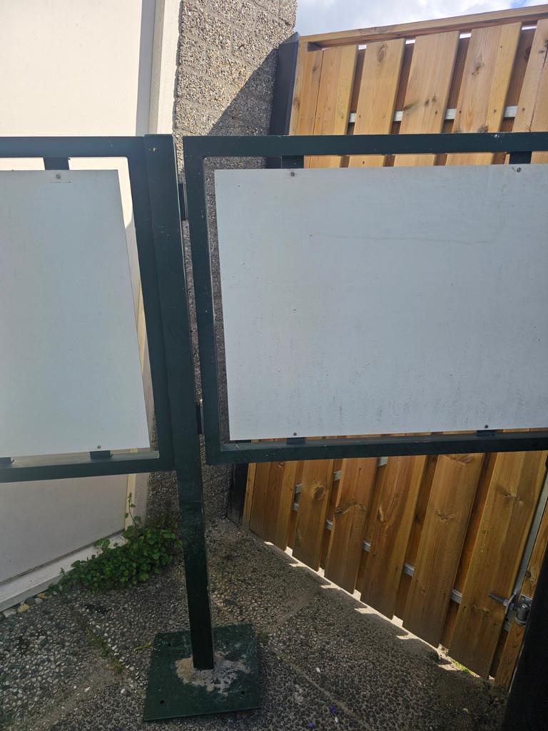 Stevige ijzeren poort met reclamebord, Ophalen, Met poort, Gebruikt, Overige typen