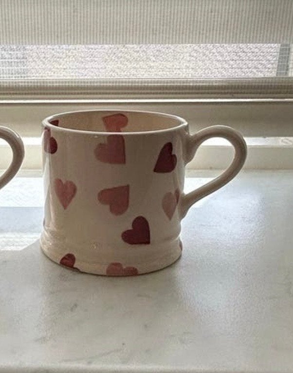 Emma Bridgewater mok met hartjes - Gebruikt, Gebruikt, Keramiek, Ophalen of Verzenden, Overige stijlen