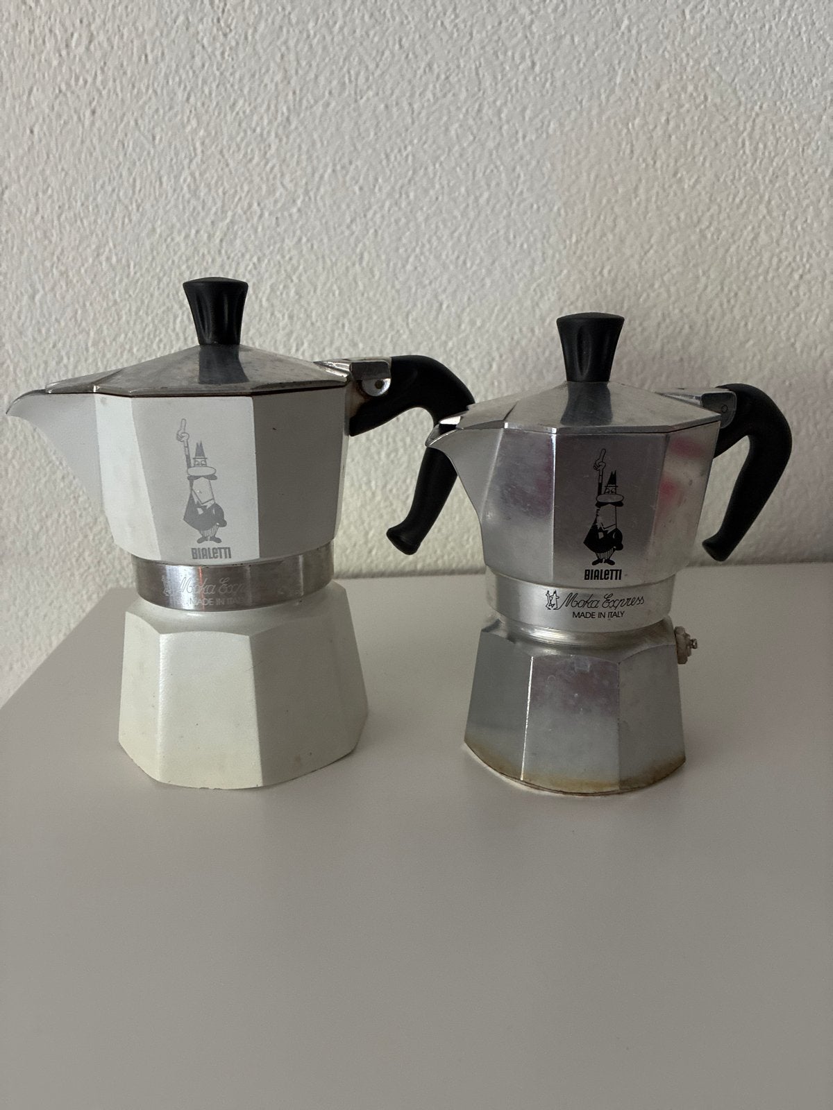 Bialetti Moka Express percolator - 2 stuks, Ophalen, Gebruikt, Espresso apparaat, Gemalen koffie
