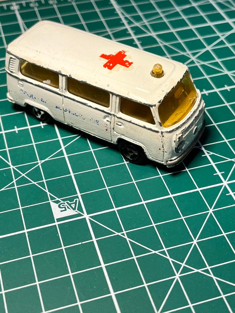 Majorette Volkswagen Fourgon ambulance, Ophalen of Verzenden, Gebruikt, Bus of Vrachtwagen