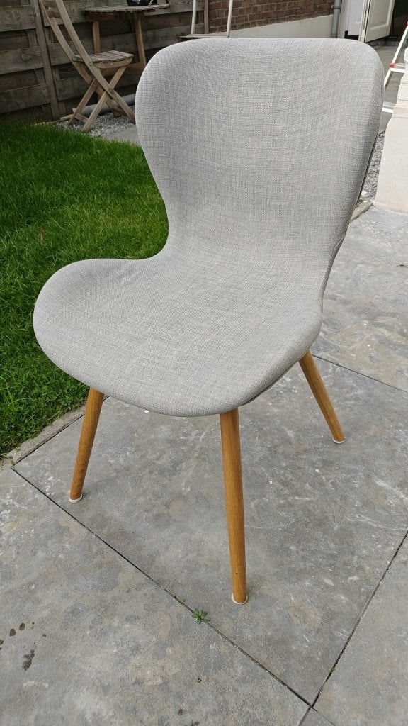 4 Lichtgrijze stoffen eetkamerstoelen met houten poten, Gebruikt, Hout, Ophalen of Verzenden, Vier